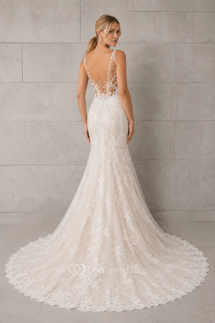 Robe de mariée sirène en dentelle à col en V, bretelles spaghetti et traîne chapelle view 2