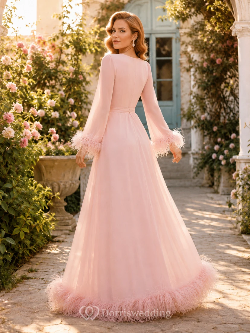 Robe de soirée trapèze en mousseline à poignets en plumes roses view 2