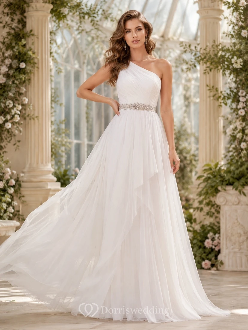 Vestido romántico de gasa blanca, asimétrico, sin mangas, de corte A con cola.