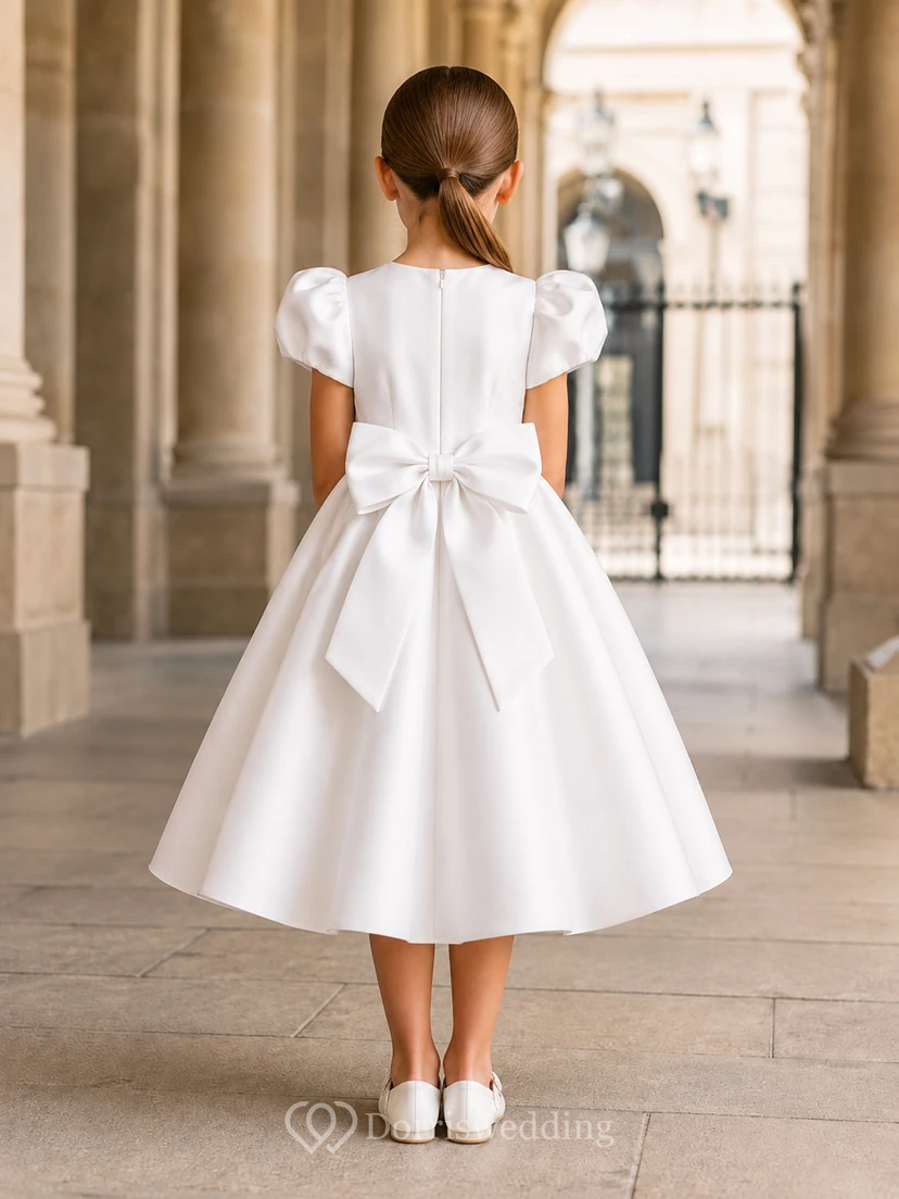 Vestido de niña de flores blanco de satén con mangas abullonadas, corte en A, cuello joya, falda hasta la rodilla y detalle de lazo. view 2