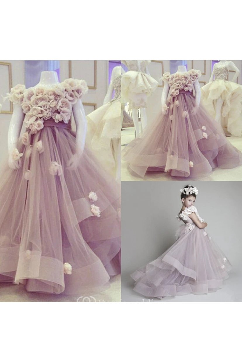 Lindo vestido de niña de las flores con fajín de volantes y flores. view 2