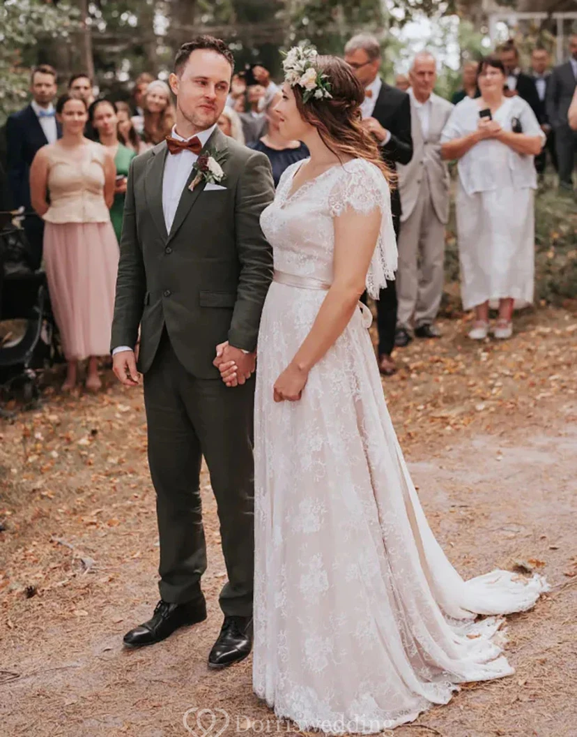 Robe de mariée contemporaine de coupe trapèze avec fente jusqu'à la cuisse view 3