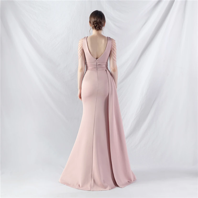 Ein Abendkleid aus insgesamt 8 Farben, gefertigt mit aufwendiger Satinfalttechnik und Perlenstickerei. view 15