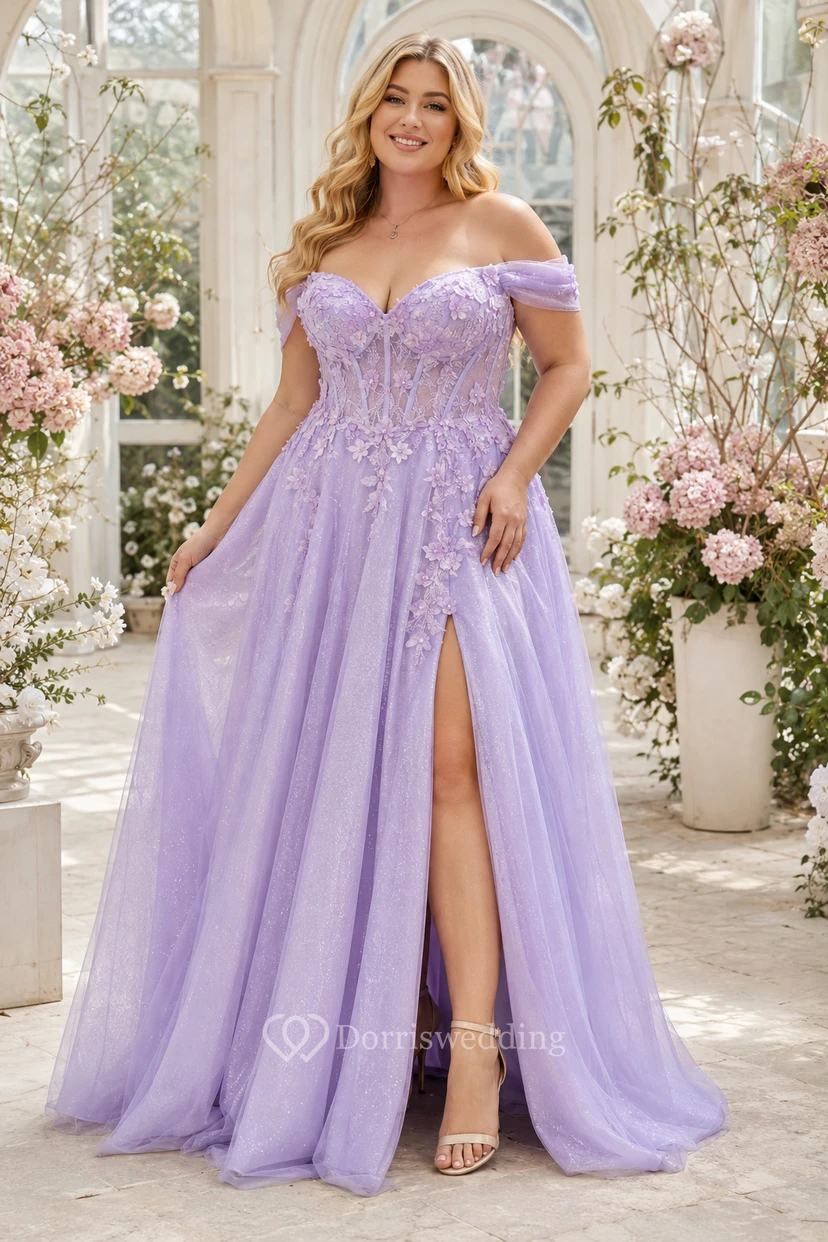 Vestido de fiesta de tul color lavanda de talla grande, corte A con hombros descubiertos y abertura, ideal para la noche de graduación y eventos formales de recepción.