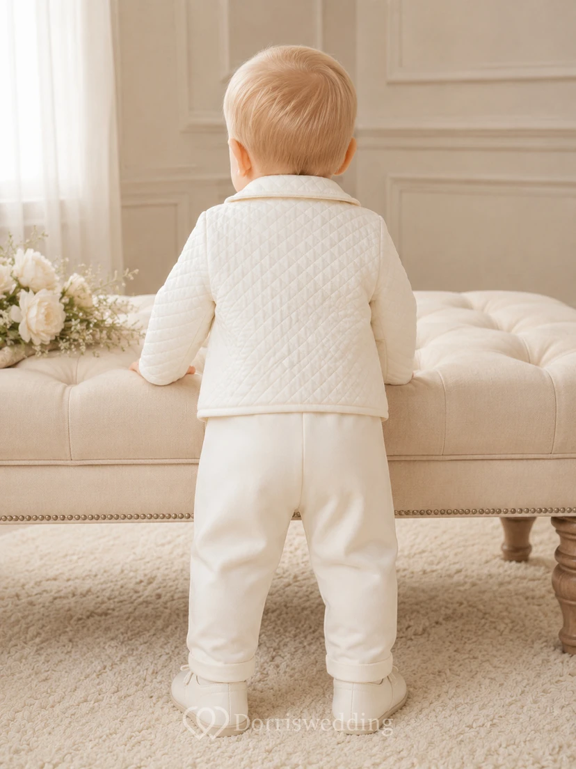 Traje de bautismo acolchado color marfil con cuello Peter y manga larga para bebé niño view 2