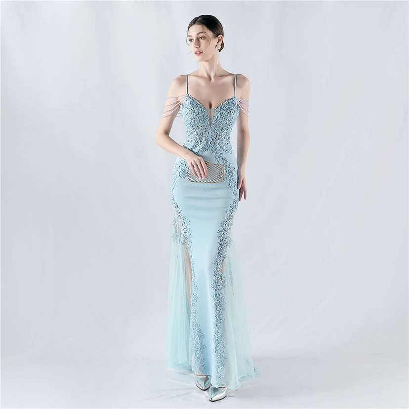 Robe de soirée à col montant en dentelle et perles, ornée d'un gilet à chevrons et d'un haut en dentelle. view 74