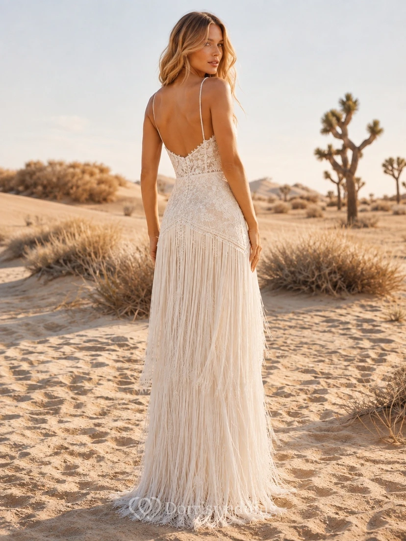 Vestido de novia bohemio sin mangas con escote en V y flecos, estilo tubo. view 2