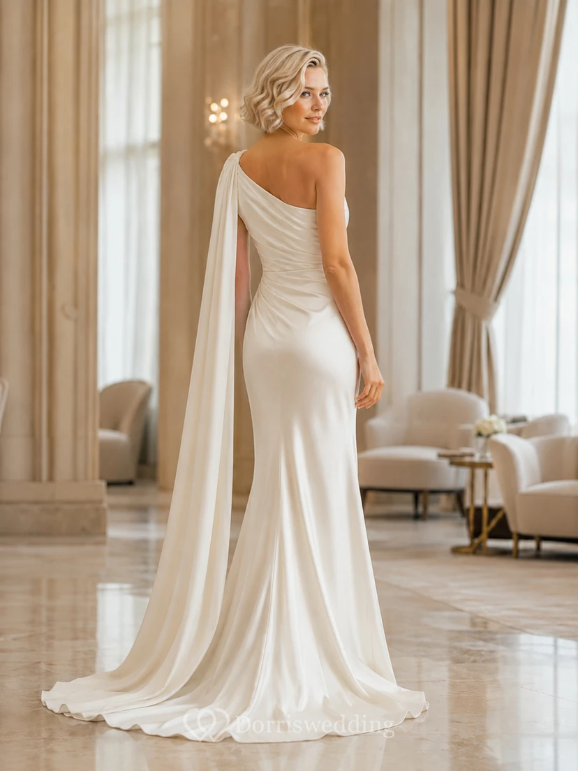 Robe de mariée élégante en satin à une épaule, style fourreau, avec traîne. view 2