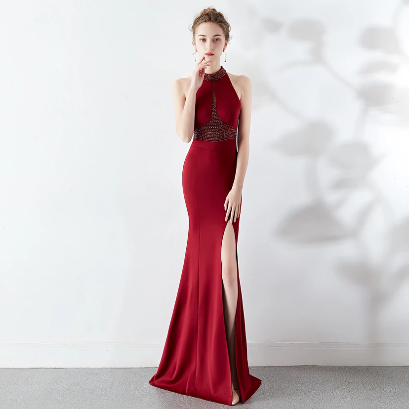 Robe de mariée longue rouge à traîne et col halter, style automne, pour un banquet de mariage ou une soirée. view 31
