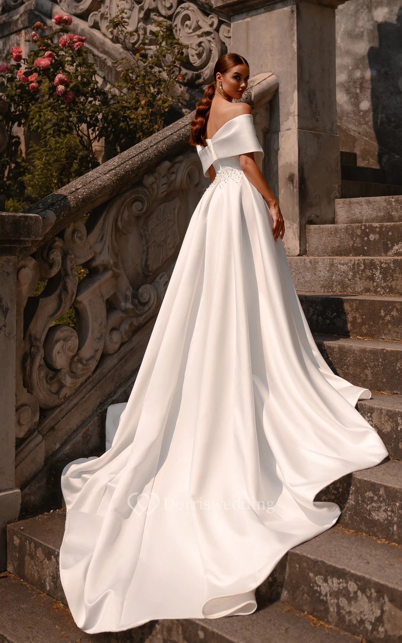 Robe de mariée simple en satin, élégante, à épaules dénudées, coupe empire, fente sur le devant et ceinture perlée view 2