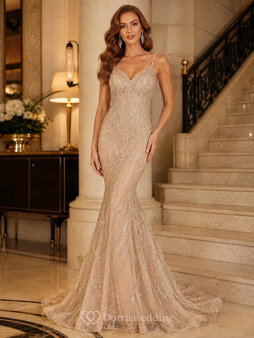 Vestido de noche largo hasta el suelo con escote corazón, tirantes finos, lentejuelas, espalda descubierta y cola de sirena, color champán.