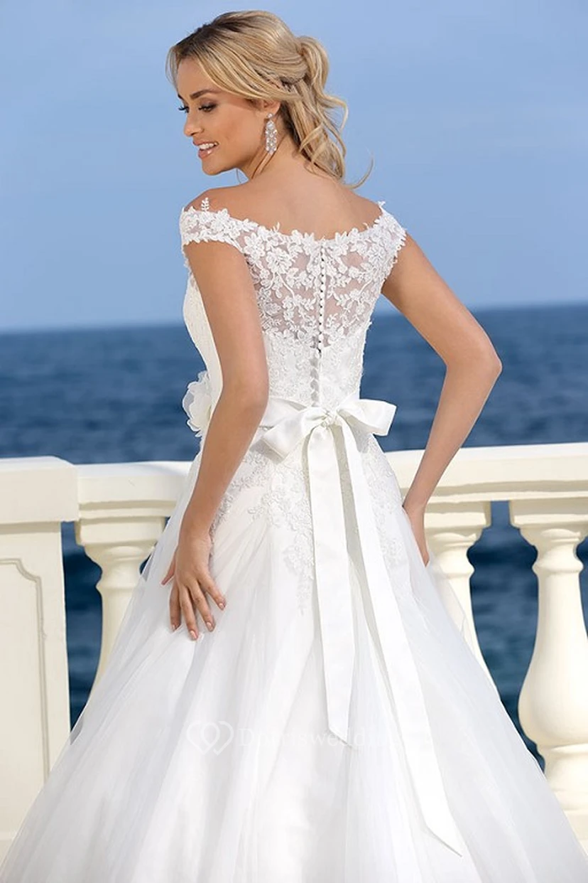 Schulterfreies, langes Brautkleid aus Tüll mit Schleife und Applikationen view 2
