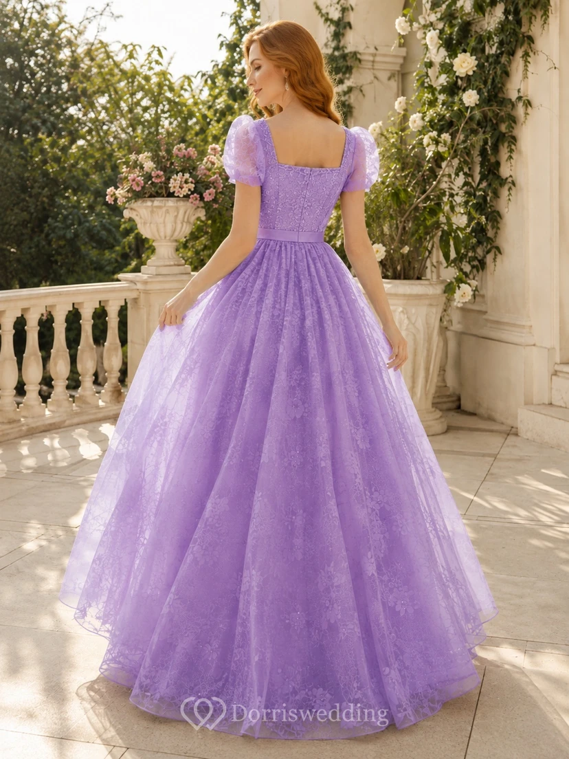 Vestido de quinceañera largo hasta el suelo, de tul con estampado floral lavanda, manga corta y escote cuadrado. view 2