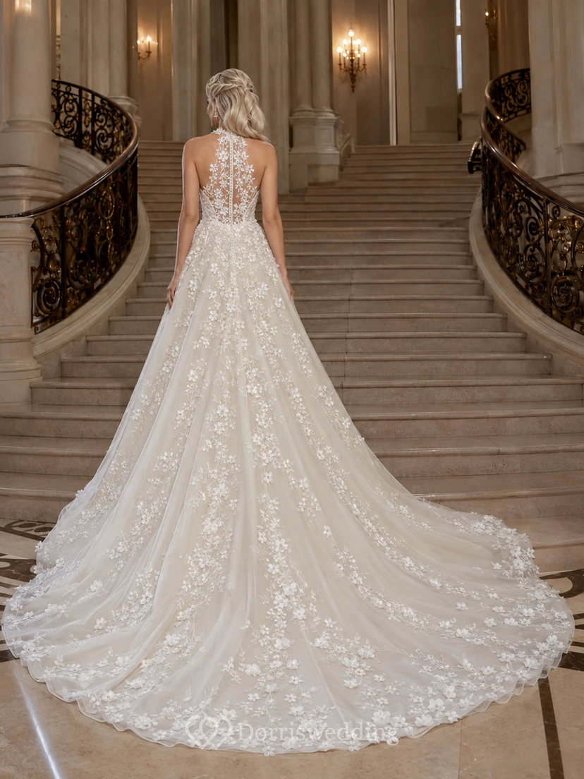 Vestido de novia con escote halter ilusión, cola de encaje en cascada y gran escalera view 2