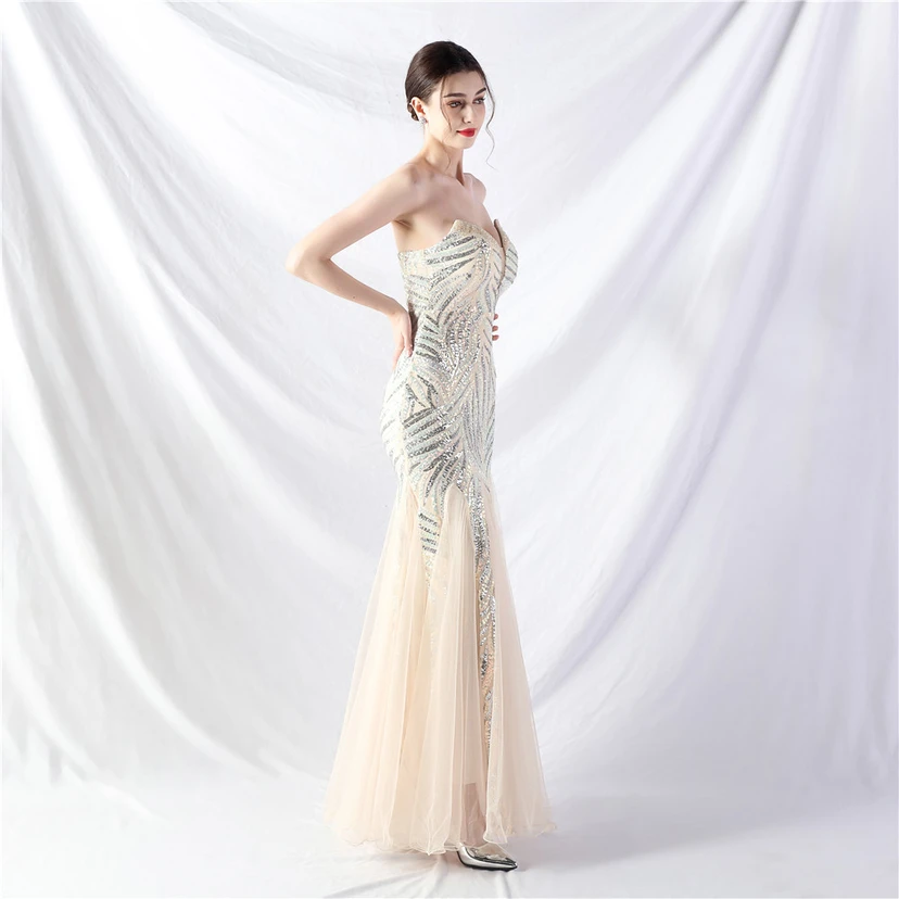 Schwer gearbeitetes, perlenbesetztes Abendkleid aus Netzgewebe mit superdichter Paillettenbesatz view 58
