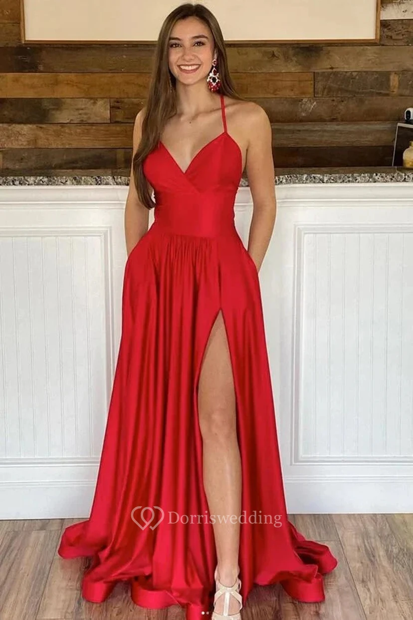 Vestido de fiesta sencillo y sexy de estilo imperio con tirantes rojos y abertura frontal.