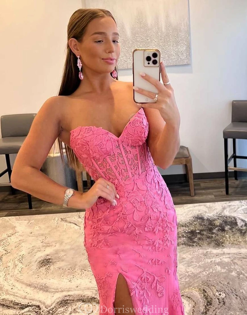 Vestido romántico de encaje rosa fucsia con superposición de tul. view 3
