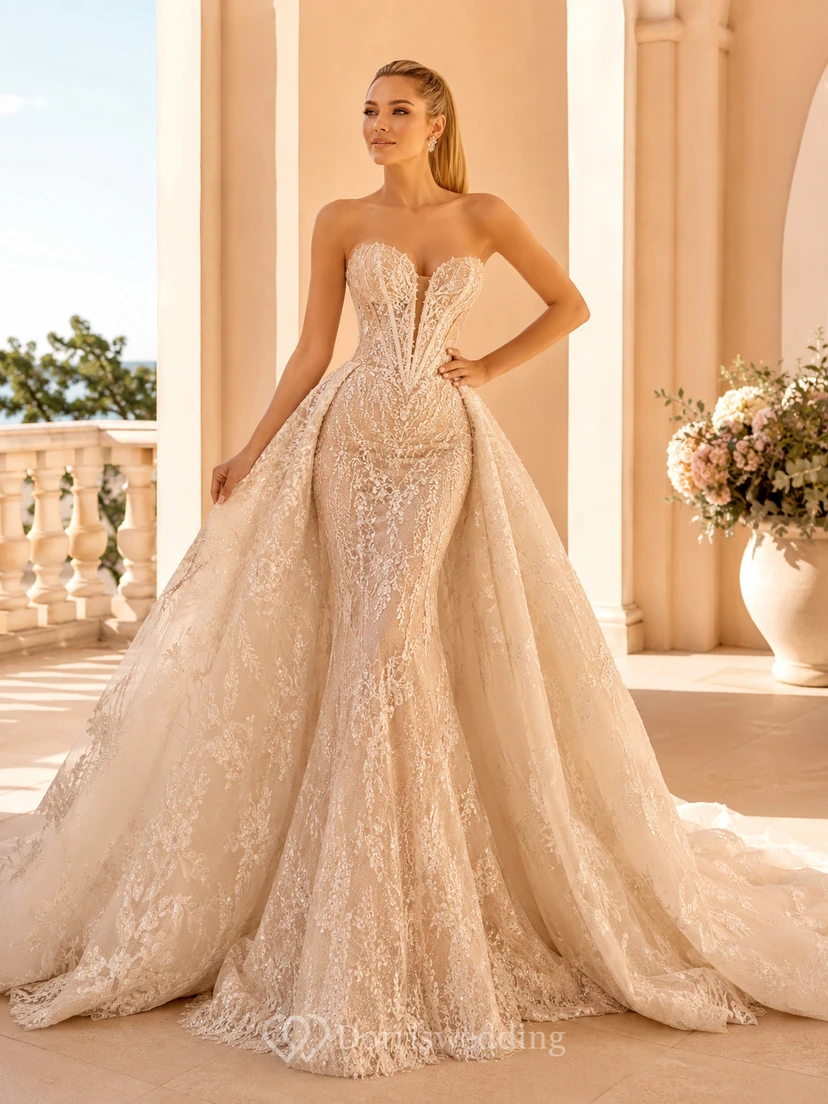 Trägerloses, herzförmiges Brautkleid aus Tüll mit Perlen- und Blumenstickerei in A-Linie