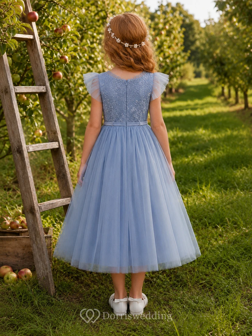 Blaues A-Linien-Kleid aus Tüllspitze für Blumenmädchen mit kurzen Ärmeln, V-Ausschnitt, wadenlangem Rock und Schleifendetail. view 2