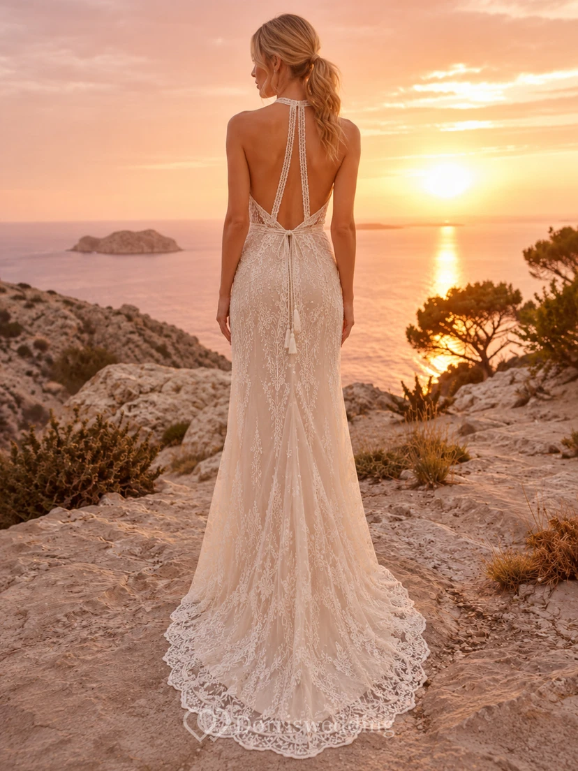 Robe de mariée bohème à col montant, dos nu, dentelle ajourée, fourreau et franges, pour un mariage à destination view 2