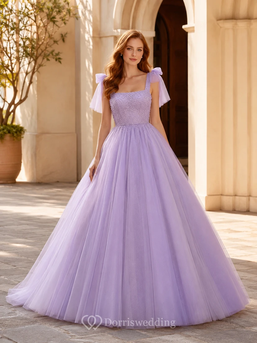 Robe de mariée lavande en satin et tulle, coupe trapèze, col carré, bretelles nœud, bretelles et nœud.