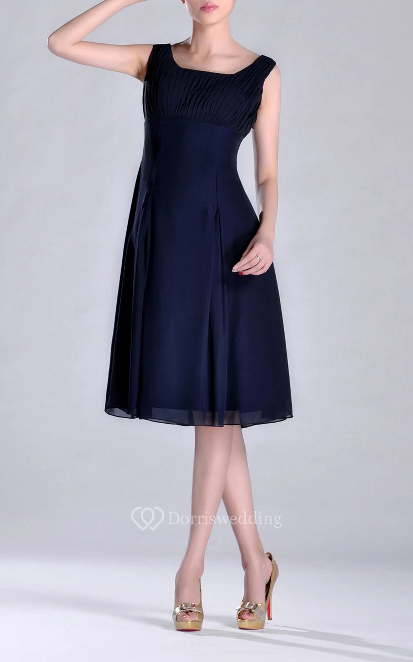 Robe de demoiselle d'honneur en mousseline plissée, coupe trapèze, longueur genou, décolletée et plissée view 6