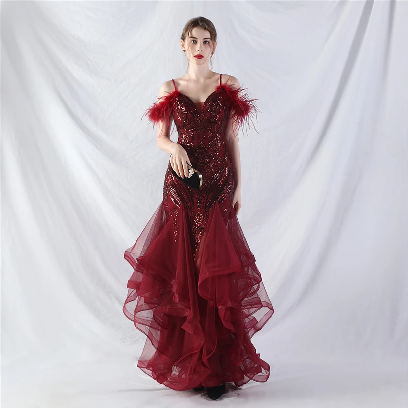 Robe de danse artisanale en filet rigide orné de plumes d'autruche, de perles et de fleurs, confectionnée en maille. view 23