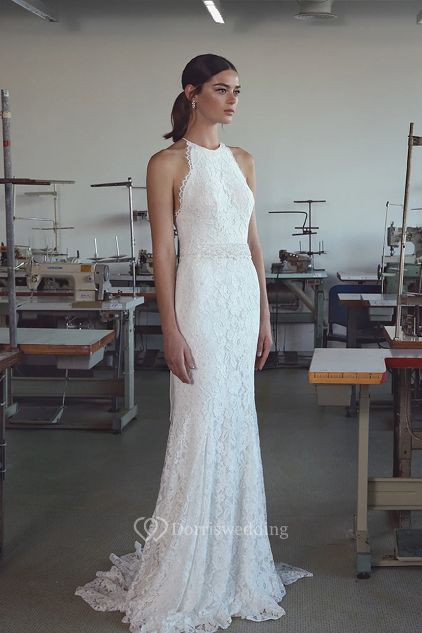 Elegantes, ärmelloses Brautkleid mit Neckholder und Schleppe aus Spitze – schlicht und elegant