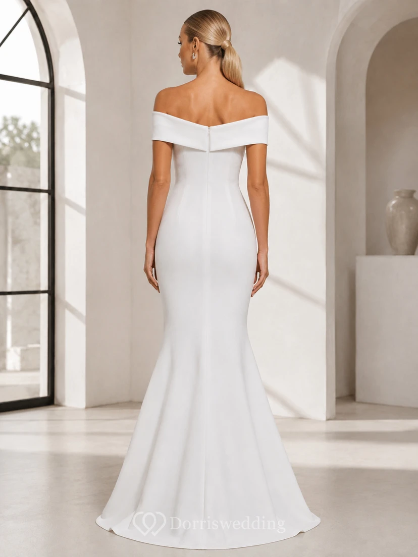 Elegante vestido de noche blanco de crepé con hombros descubiertos, mangas cortas, corte sirena y cola larga. view 2