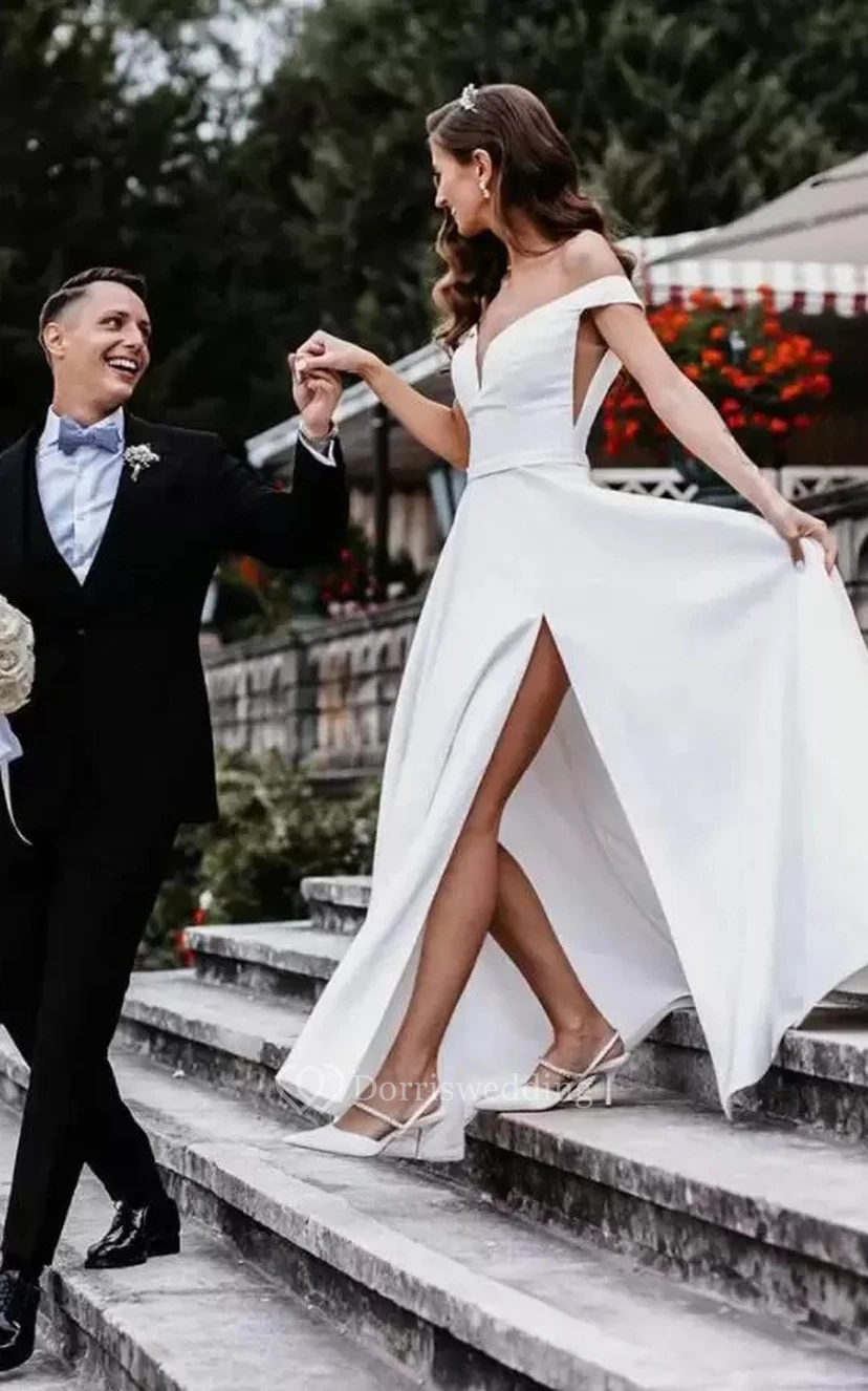 Modernes schulterfreies A-Linien-Brautkleid aus Satin in Bodenlänge mit Schlitz vorne view 2
