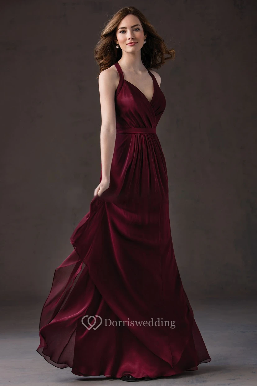 Vestido largo de capas con escote en V, pliegues y abertura en forma de ojo de cerradura.