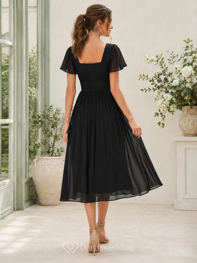 Vestido de gasa negro de manga corta y cuello cuadrado, largo hasta la rodilla, corte en A. view 2