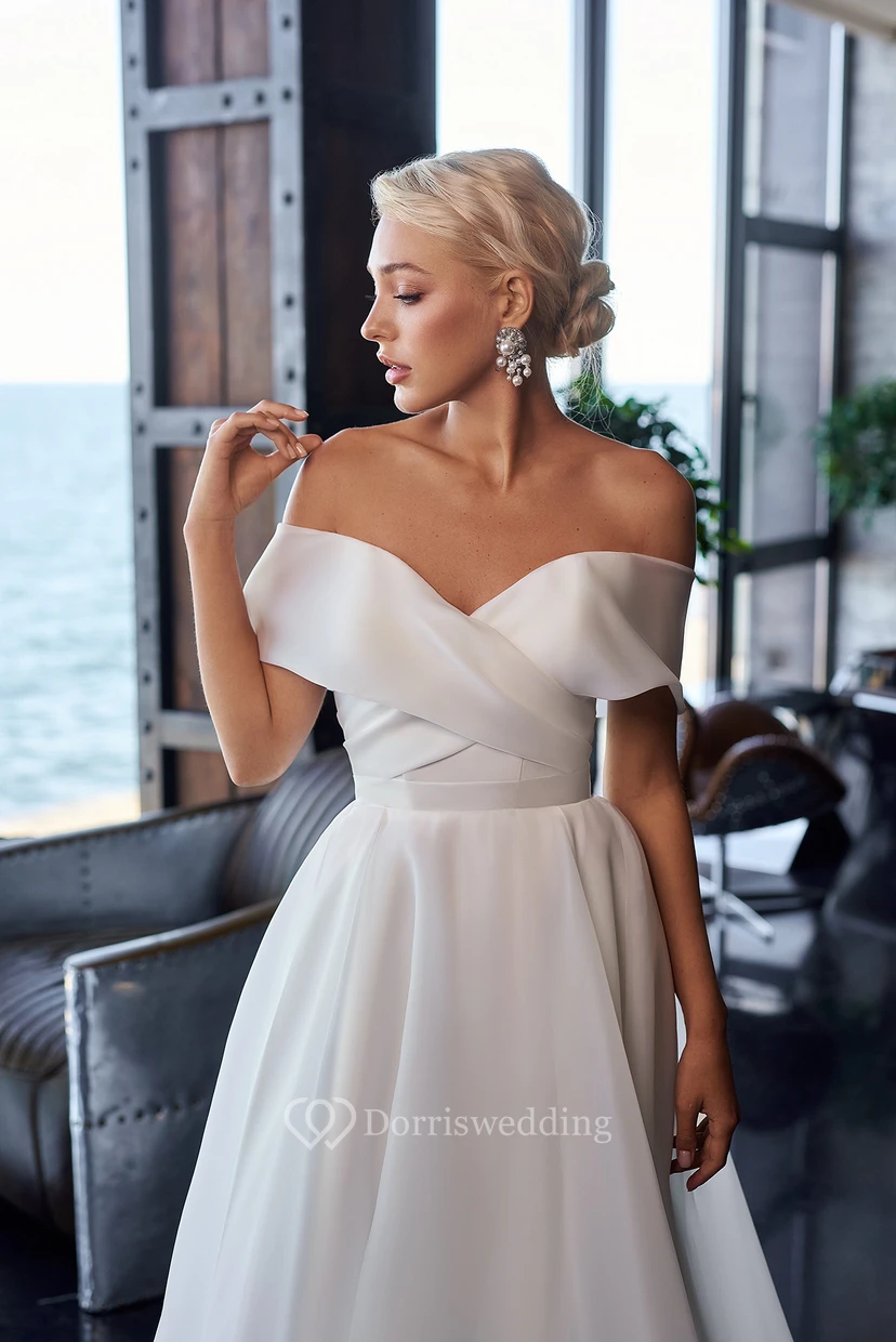 Vestido de novia sencillo de corte A, manga larga abullonada, estilo imperio, con detalle cruzado. view 3