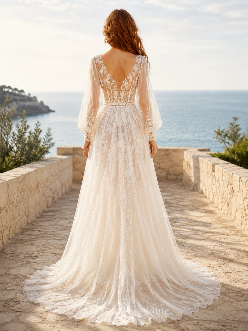 Robe de mariée en dentelle et tulle, coupe trapèze, col en V, manches longues et traîne. view 2