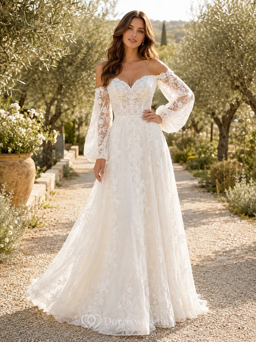 Robe de mariée à épaules dénudées, décolleté en cœur, manches longues illusion, application de dentelle et ourlet balayé