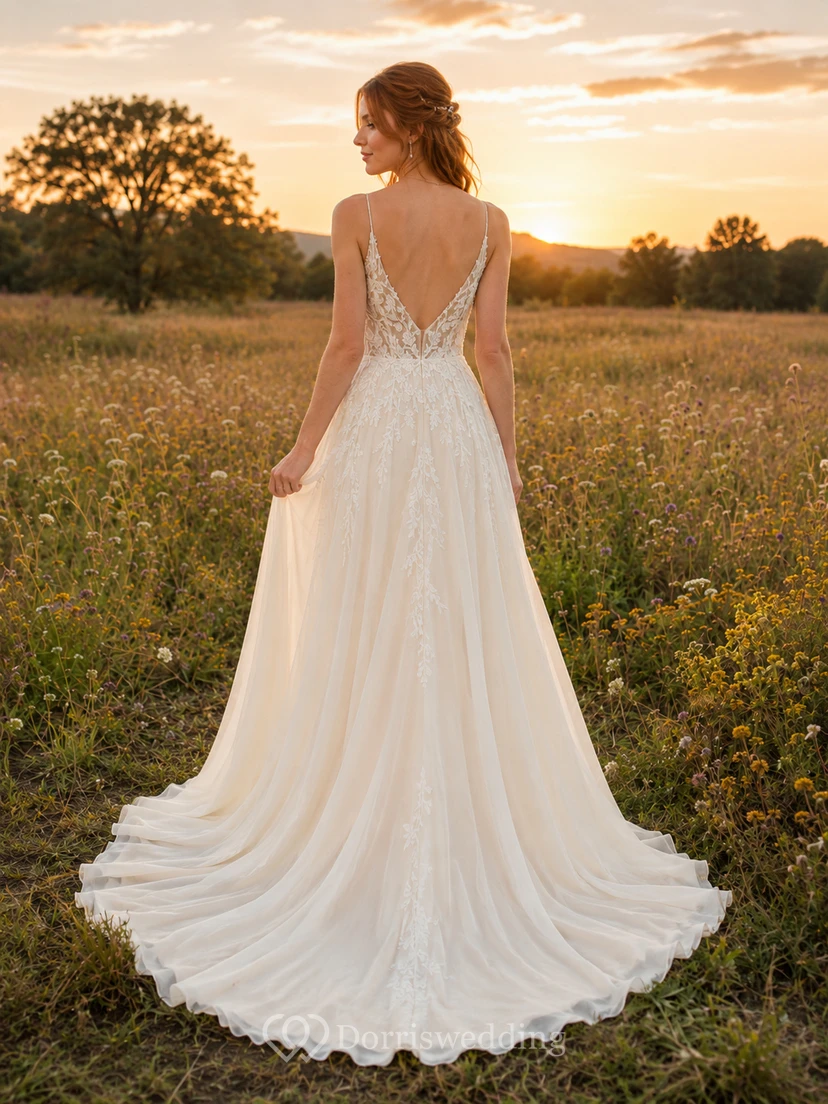 Robe de mariée champêtre en dentelle, coupe trapèze, bretelles spaghetti, traîne et dos nu fendu. view 2