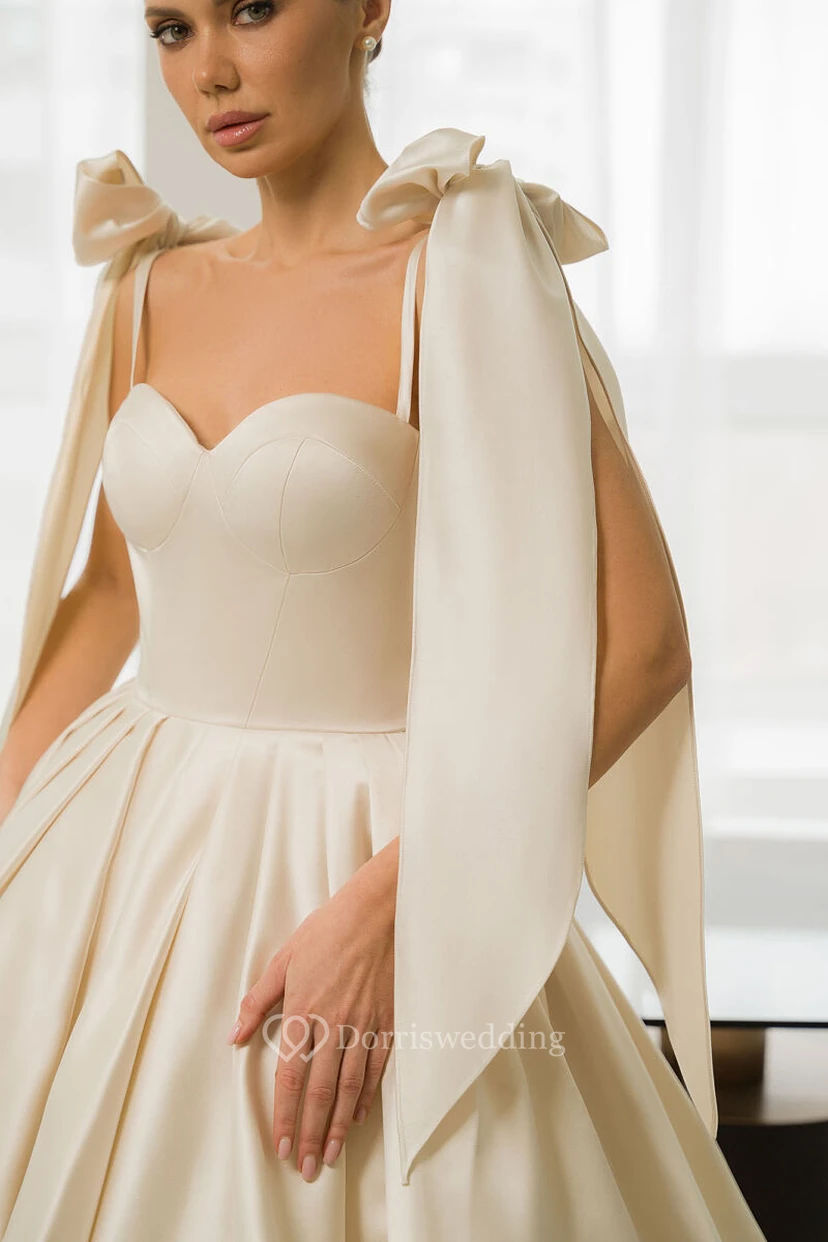 Kurzes champagnerfarbenes Spaghetti-Empire-Kleid in A-Linie mit floraler Schulterklappe view 3