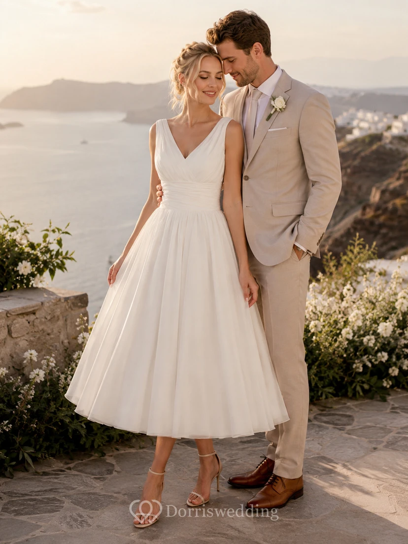 Vestido de novia corto de gasa sin mangas con escote en V, largo hasta la rodilla, fruncido y espalda baja en V. view 4