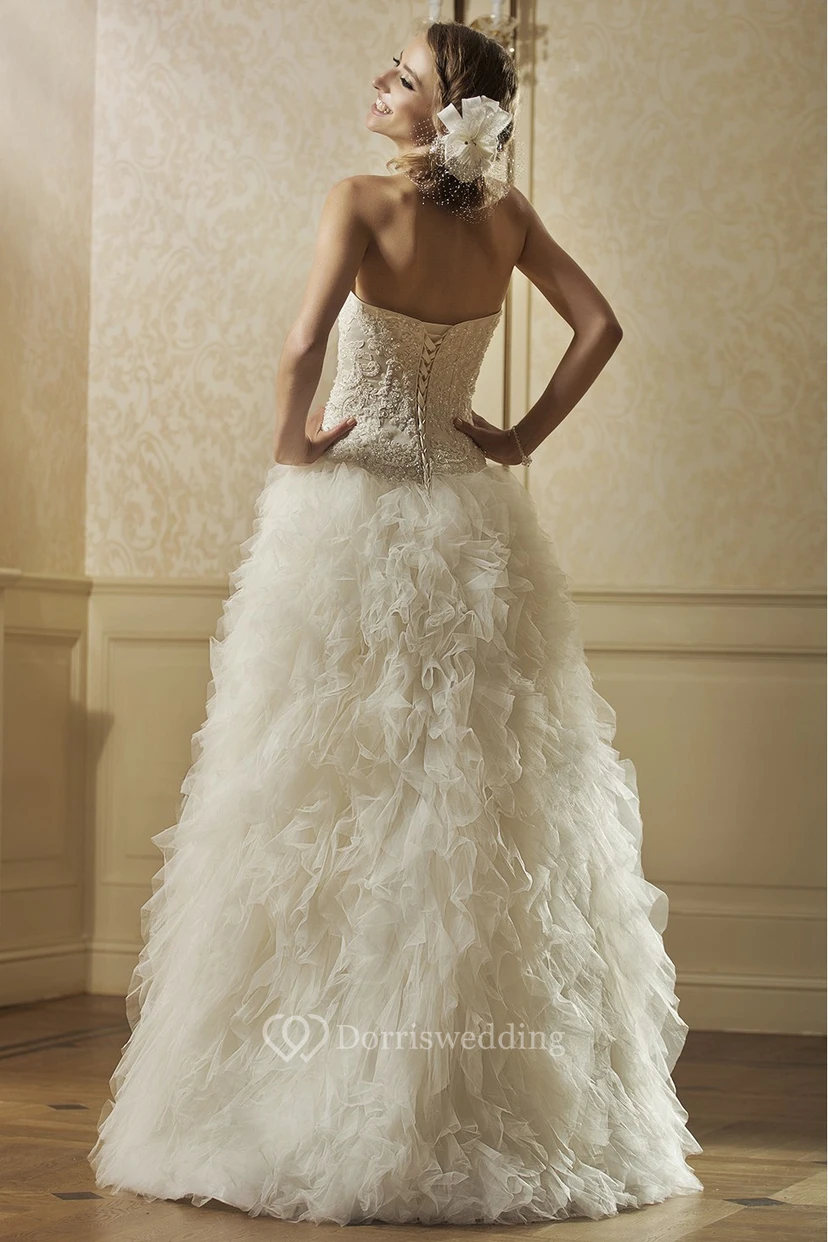 A-Linien-Brautkleid aus trägerlosem, gerüschtem Tüll mit Schlitz vorne view 2