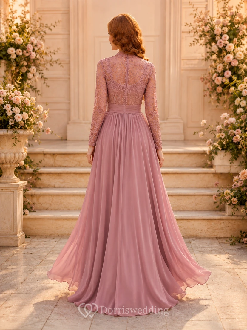 Robe de soirée trapèze en dentelle mauve, coupe bateau. view 2