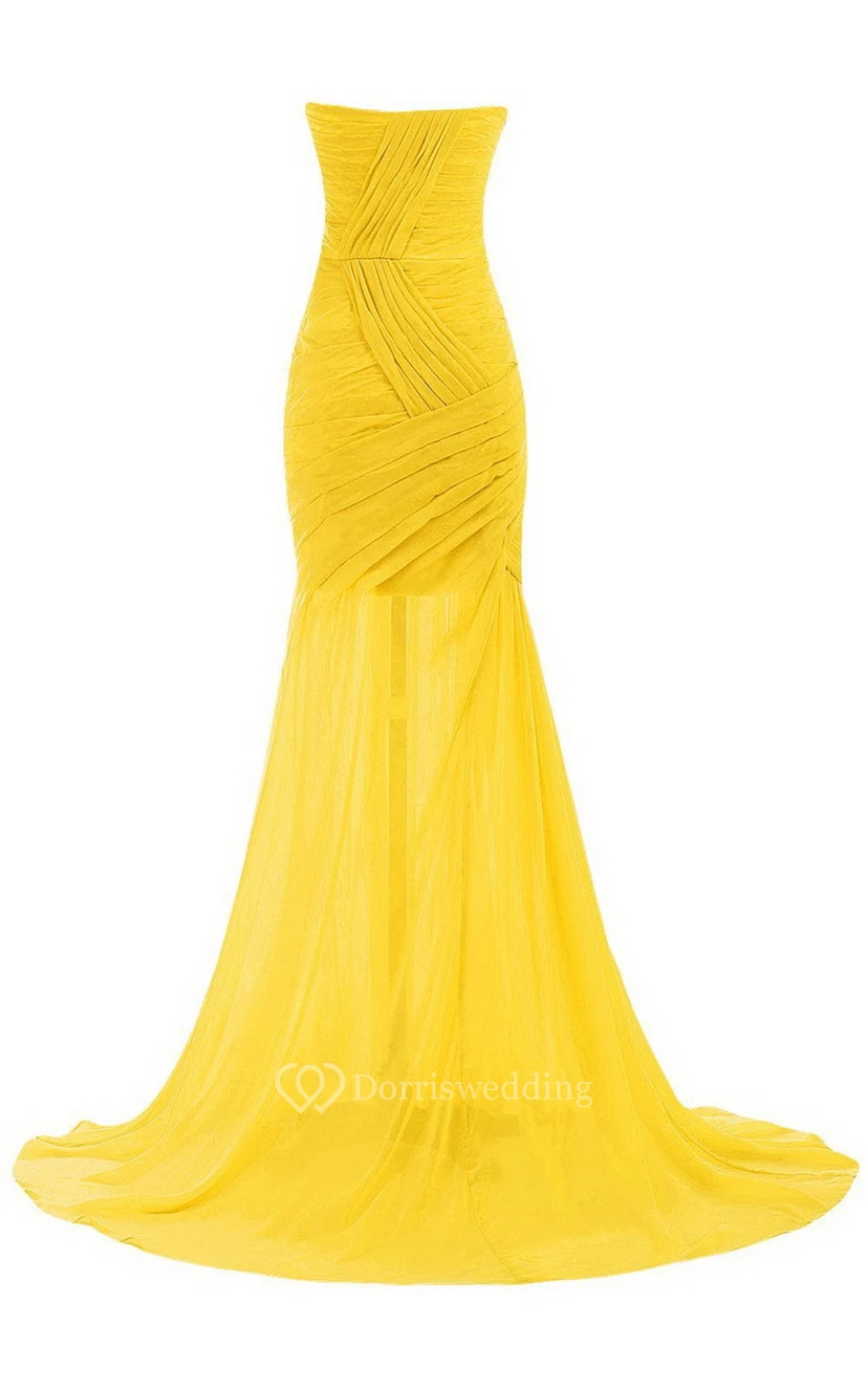 Vestido de novia con escote corazón, cola larga, fruncido y abalorios. view 3