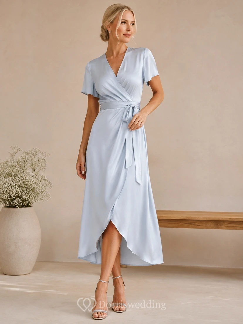 Zweites Hochzeitskleid aus blauem Satin mit Wickeloptik, V-Ausschnitt, kurzen Ärmeln und asymmetrischem Saum in A-Linie