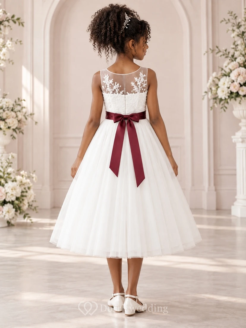 Vestido de niña de flores blanco modesto de corte A con estampado floral y sin mangas, con ribete de cinta burdeos. view 2