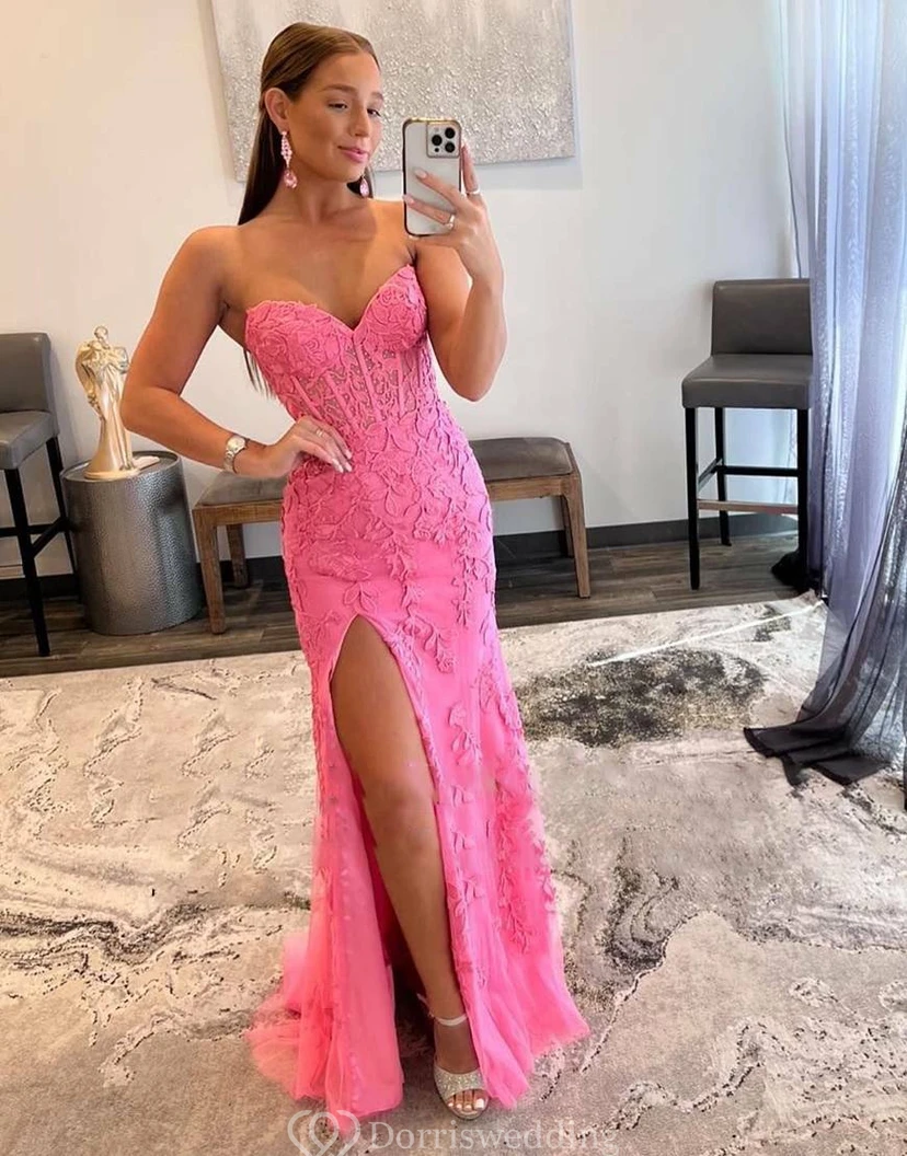 Vestido romántico de encaje rosa fucsia con superposición de tul. view 2