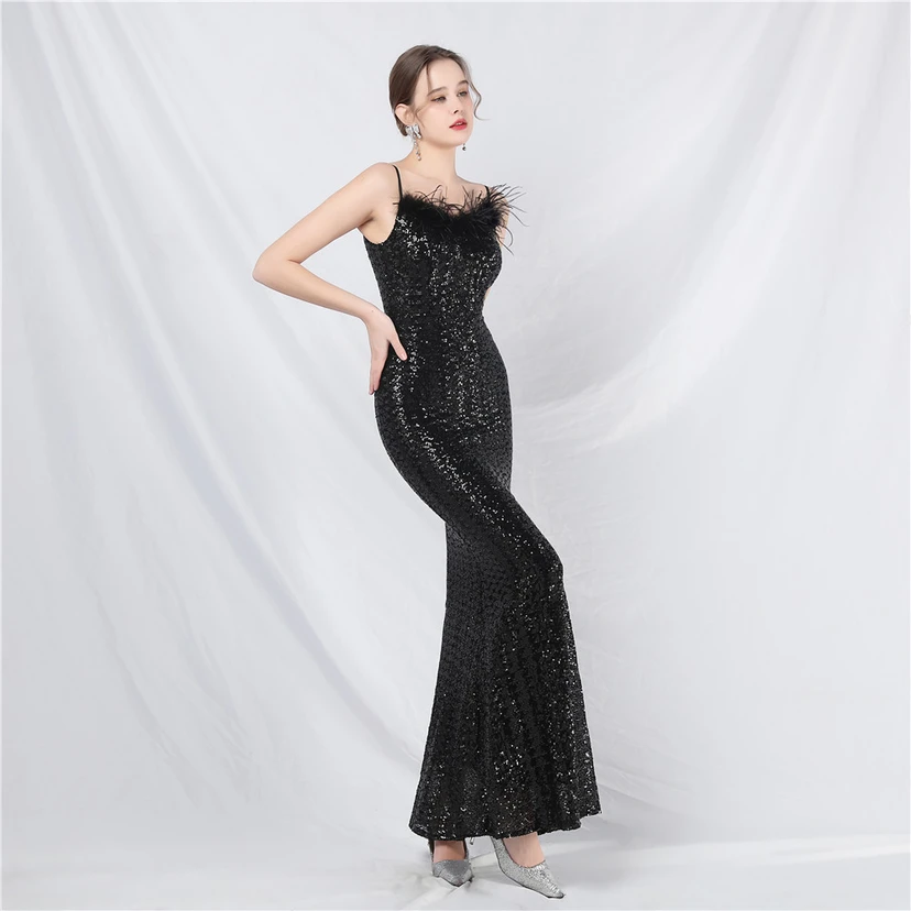 Robe de soirée de luxe ornée de plumes d'autruche et de sequins, idéale pour un banquet. view 2