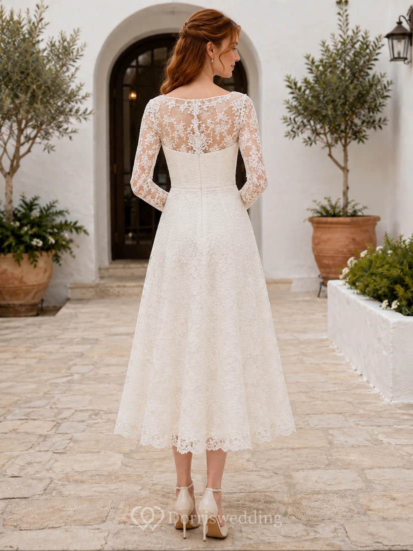 Robe de mariée vintage en dentelle, coupe trapèze, col rond, manches longues, longueur thé view 2