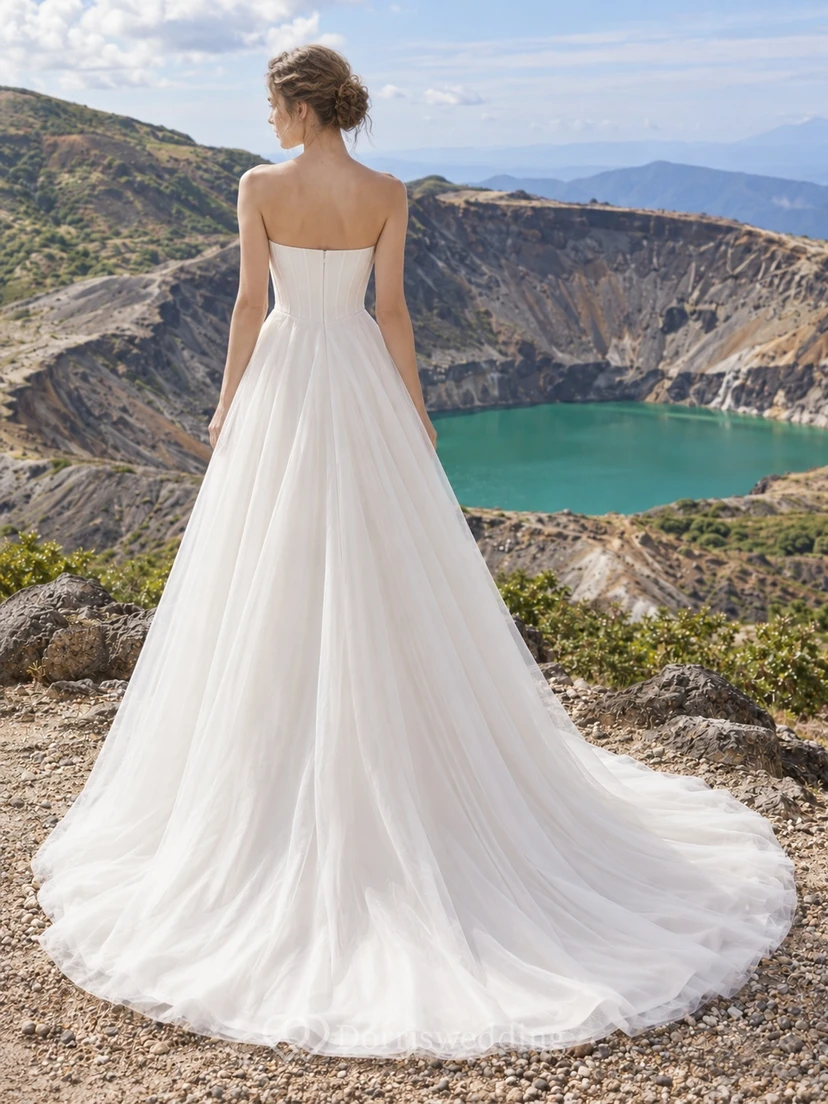 Schlichtes, trägerloses Brautkleid aus Tüll in A-Linie mit Schleppe view 2
