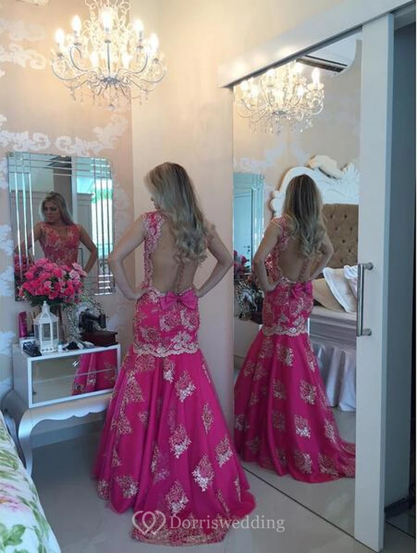 Robe de bal sirène fuchsia à traîne, ornée d'appliqués de dentelle chic et de sequins. view 4
