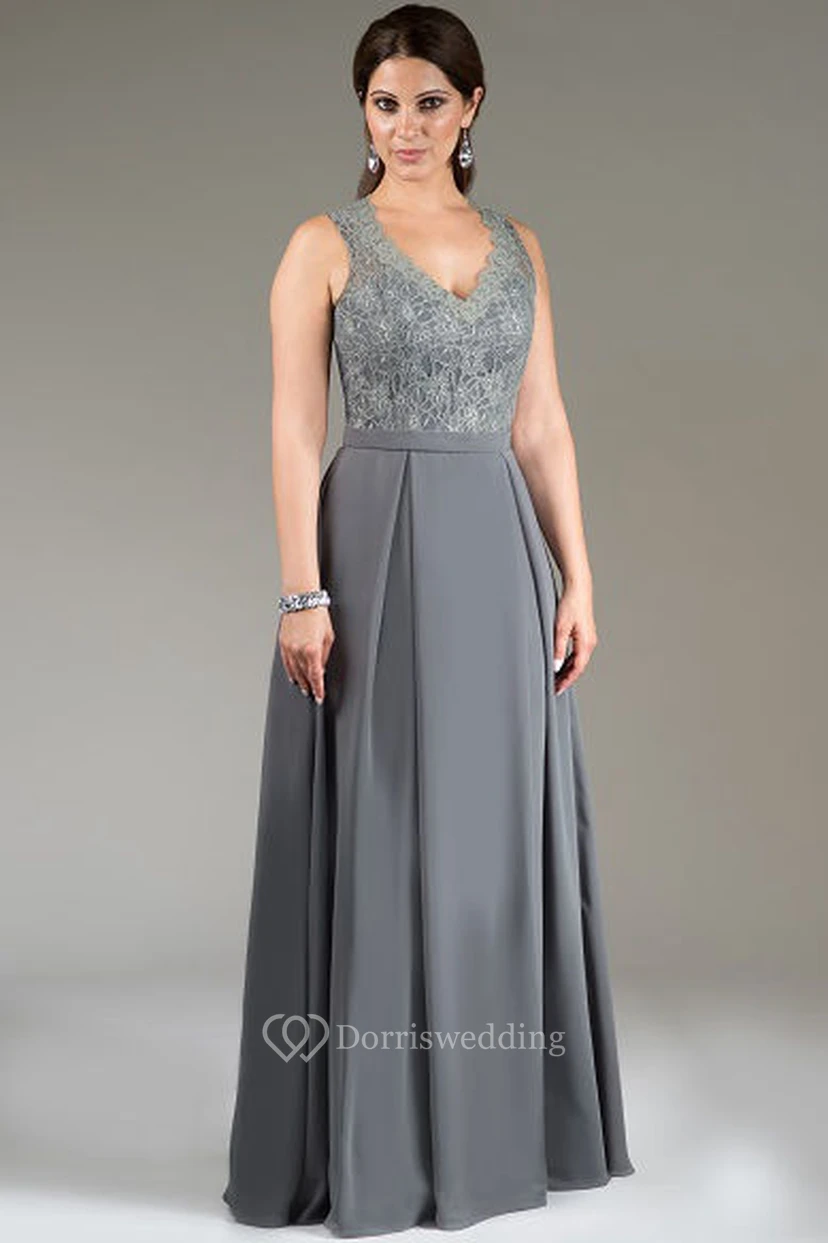 Langes, plissiertes A-Linien-Kleid mit V-Ausschnitt, Spitzenoberteil und Muschelsaum sowie Schlüssellochausschnitt am Rücken – ideal für die Mutter der Braut.