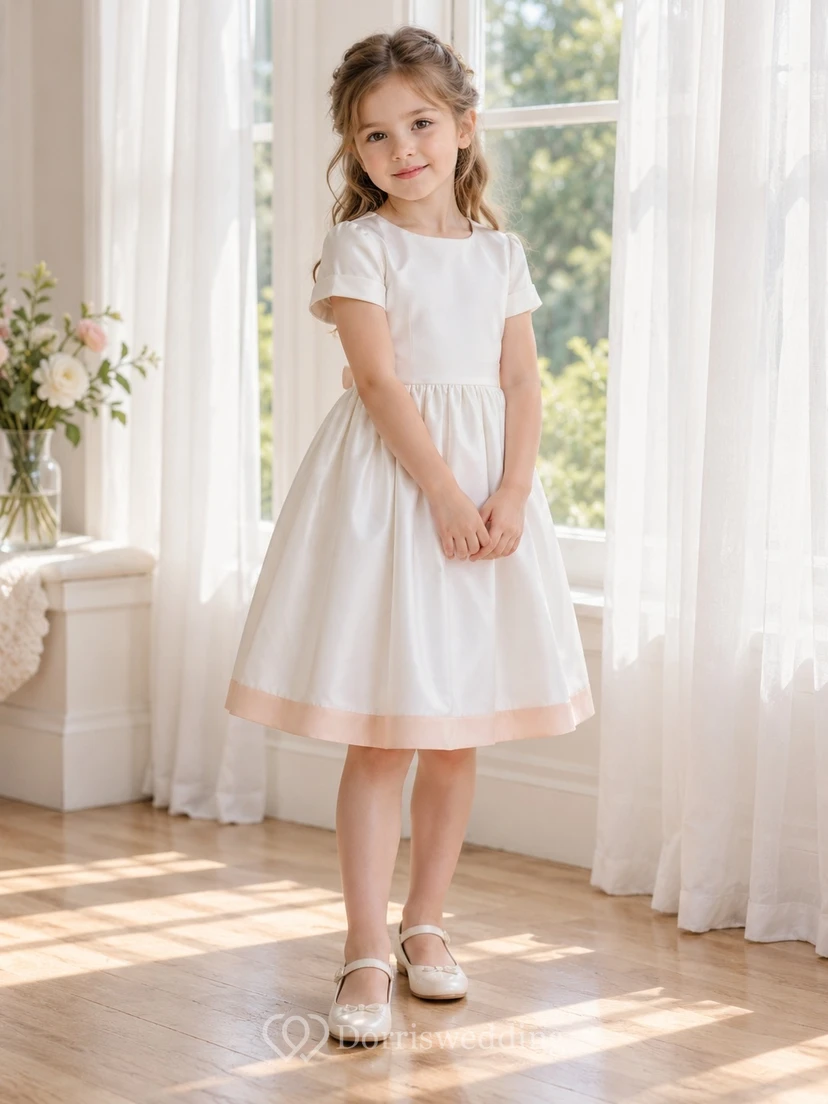 Einfaches elfenbeinfarbenes Blumenmädchenkleid mit Rundhalsausschnitt und rosa Bordüre